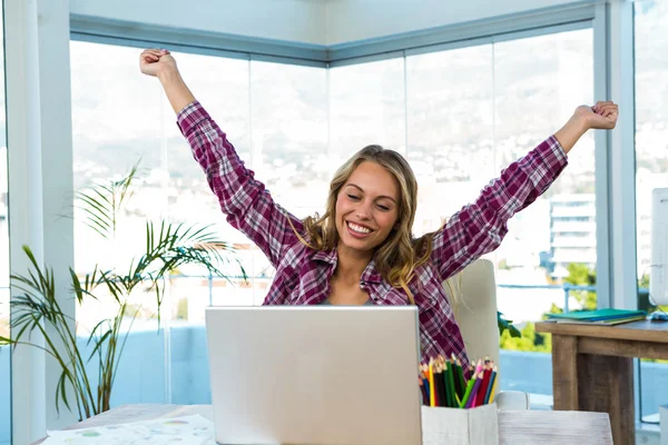 Young girl uses his computer — Stock Photo, Image