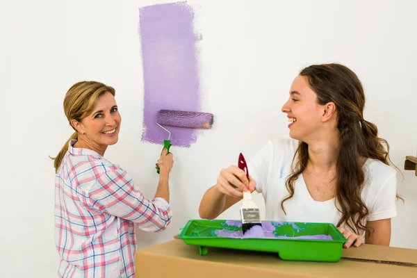 Mãe e filha pintura — Fotografia de Stock