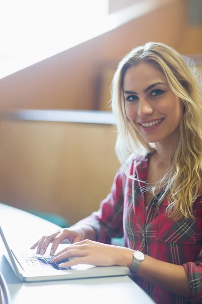 Usměvavá studentka pomocí přenosného počítače — Stock fotografie