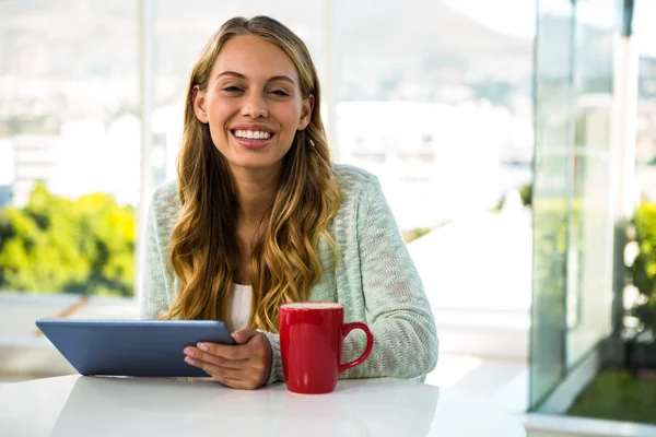 Fille avec sa tablette souriant — Photo