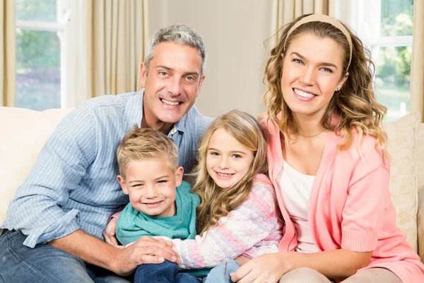 Mutlu bir aile birlikte oturan — Stok fotoğraf