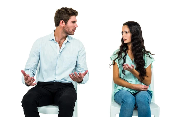 Paret sitter på stolar att ha argument — Stockfoto