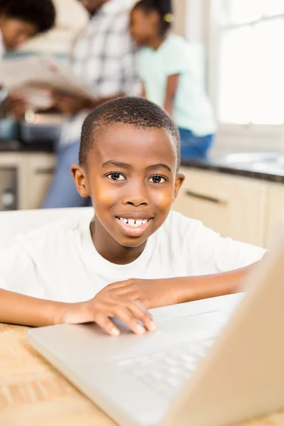 Sohn benutzt Laptop in der Küche — Stockfoto