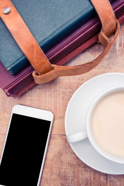 Смартфон с кофе и дневниками — стоковое фото