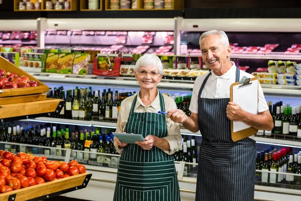 Travailleurs âgés souriants avec presse-papiers — Photo