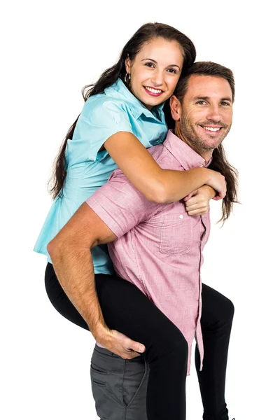 Lächelnder Mann trägt seine Freundin auf dem Rücken — Stockfoto