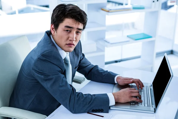 Втомився бізнесмен, використовуючи свій комп'ютер — стокове фото