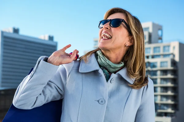 Woman laughing in town — Stock Photo, Image