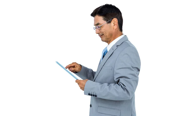 Homme d'affaires utilisant sa tablette — Photo