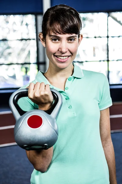 Mulher segurando kettlebell — Fotografia de Stock