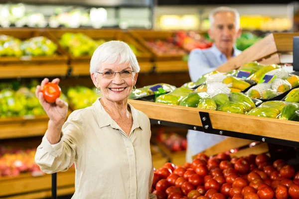 Idősebb pár az élelmiszer élelmiszer vásárlás — Stock Fotó