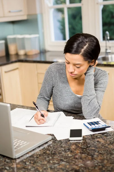 Worried brunette counting bills — Stock Photo, Image