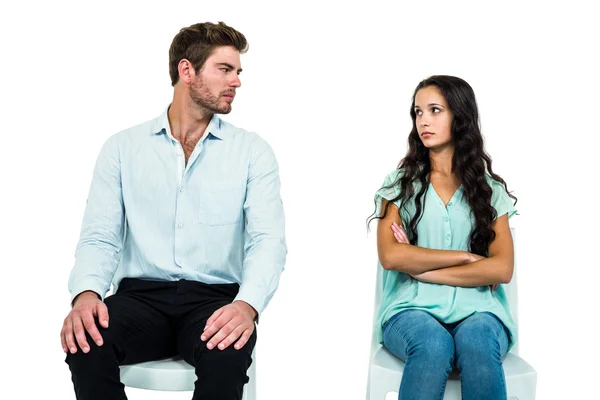 Paret sitter på stolar talar inte efter argument — Stockfoto
