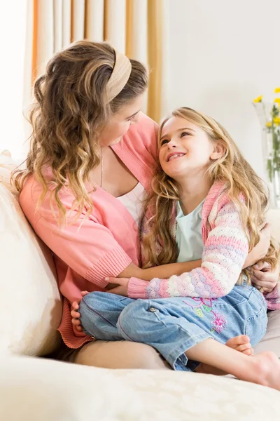 Mutter und Tochter lächeln zusammen — Stockfoto