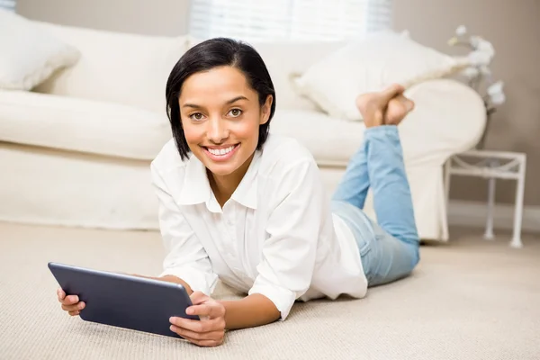 Lachende brunette met behulp van Tablet PC — Stockfoto