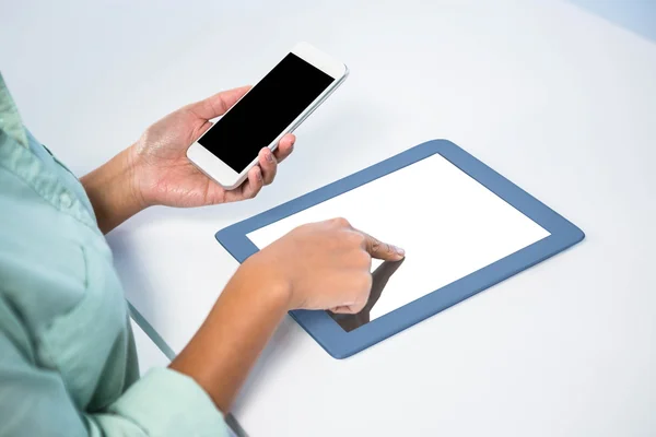 Businesswoman za pomocą tabletu i smartfona — Zdjęcie stockowe