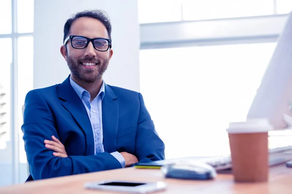 Geschäftsmann mit verschränkten Armen — Stockfoto