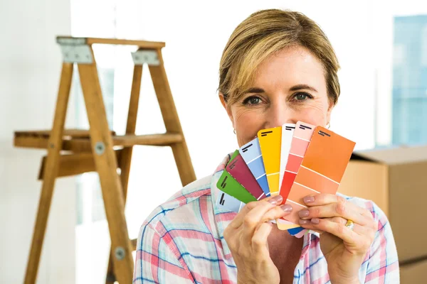 Donna che mostra campioni di colore — Foto Stock
