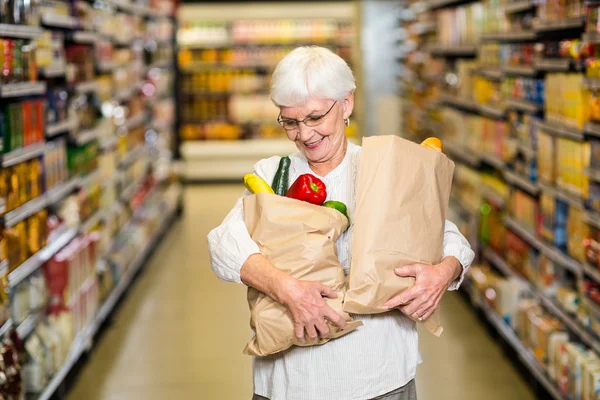 Senior vrouw met boodschappenzakken — Stockfoto