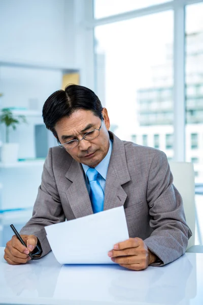 Geschäftsmann schaut sich Dokument an — Stockfoto