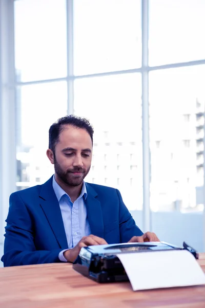 Empresario trabajando en máquina de escribir — Foto de Stock