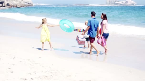 Família andando junto com coisas de piquenique — Vídeo de Stock
