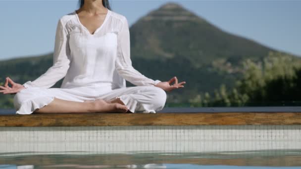 Brune calme faisant du yoga — Video