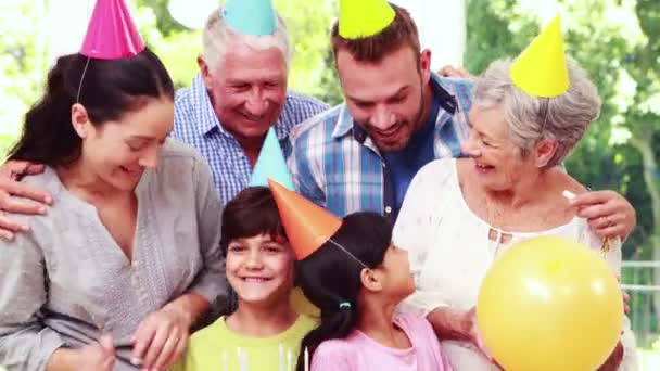 Glückliche Familie feiert Geburtstag — Stockvideo