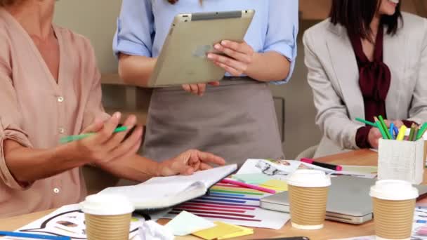 Mulheres alegres trabalhando e usando tablet — Vídeo de Stock