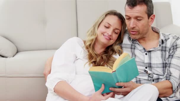 Marito lettura libro con la moglie incinta — Video Stock