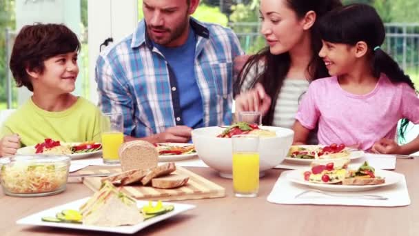 Щаслива сім'я обідає разом — стокове відео