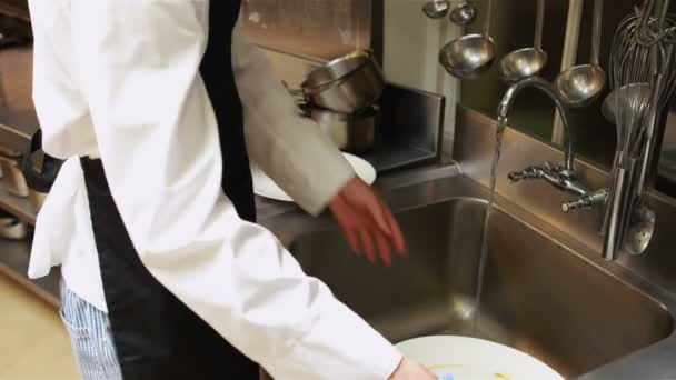 Handsome chef cleaning dishes — Stock Video