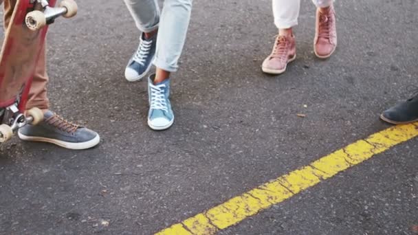 Vue des pieds amis hipster — Video