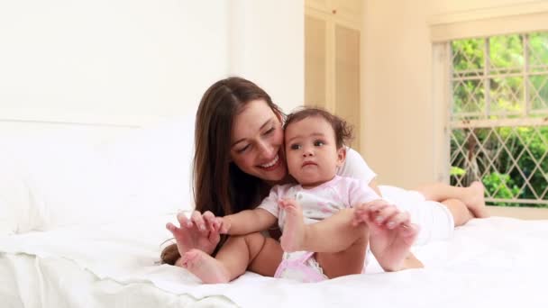 Mãe feliz brincando com seu bebê — Vídeo de Stock