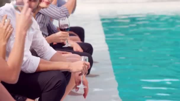 Amigos tomando una copa junto a la piscina — Vídeo de stock