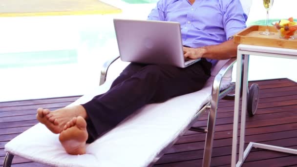 Homem bonito usando laptop e relaxante — Vídeo de Stock