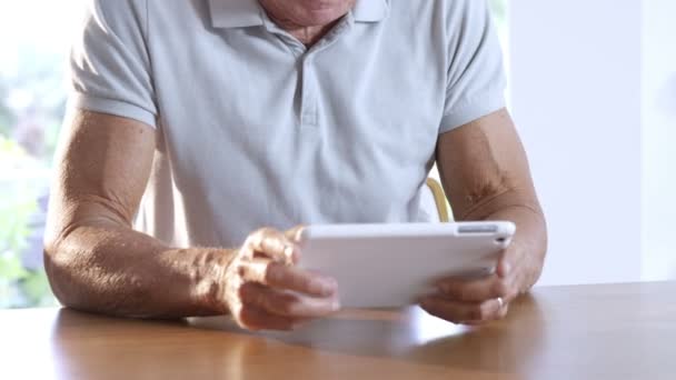 Старший человек с помощью планшета — стоковое видео