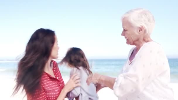 Abuela, madre e hija jugando — Vídeo de stock