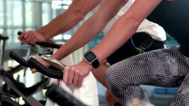 Fit atleet beoefening van de fiets — Stockvideo