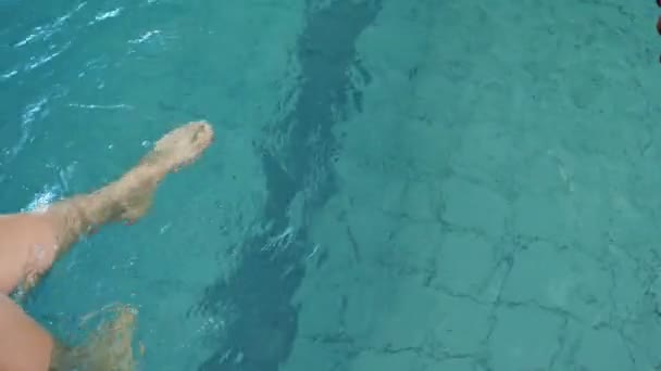 Female swimmer going into swimming pool — Stock Video