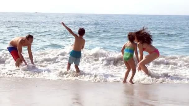 Família feliz brincando com ondas — Vídeo de Stock