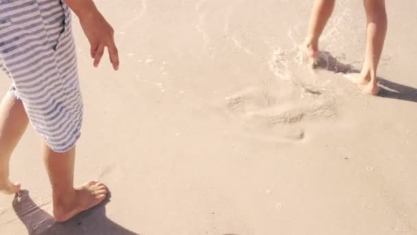 Glückliche Kinder, die im Sand stehen — Stockvideo