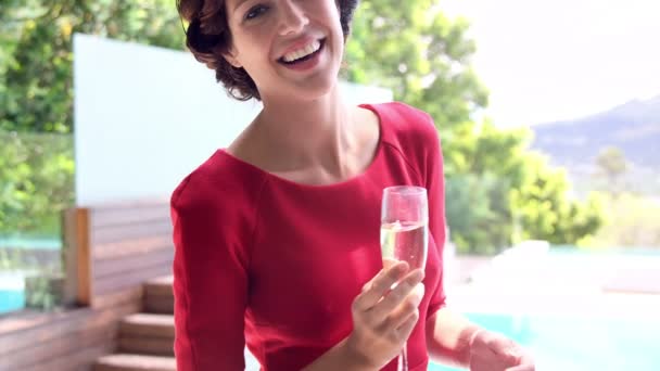 Woman holding glass of champagne — Stock Video
