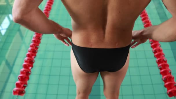 Hombre está listo para bucear en la piscina — Vídeos de Stock