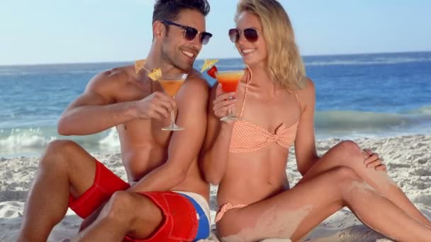 Счастливая пара пьет коктейли — стоковое видео