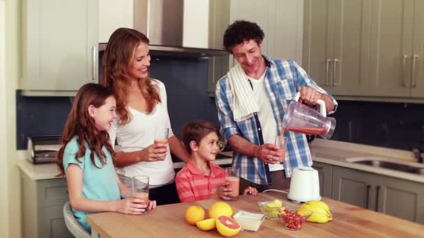 Glückliche Familie beim Smoothie — Stockvideo