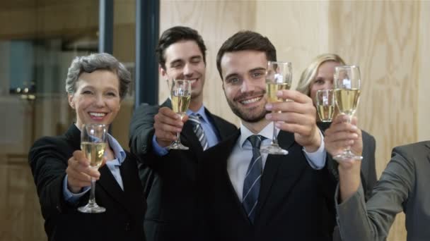 Şampanya ile toasting iş adamları — Stok video