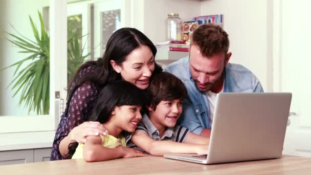 Familia sonriente usando laptop — Vídeo de stock