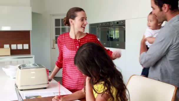 Família feliz na cozinha — Vídeo de Stock
