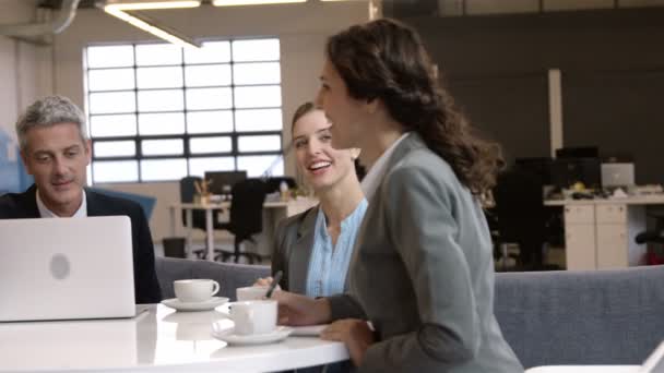 Business people drinking coffee — Stock Video